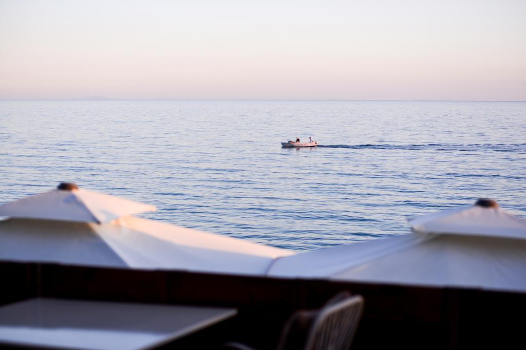 Crown Hotel Nea Skioni Bagian luar foto