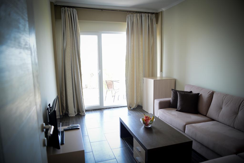 Crown Hotel Nea Skioni Bagian luar foto