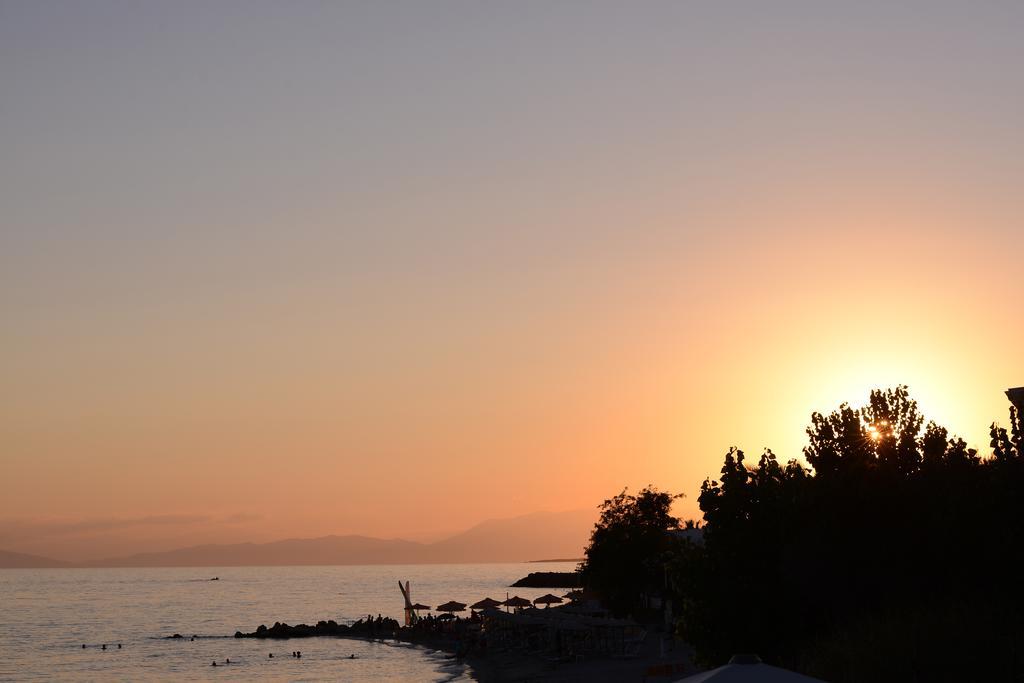 Crown Hotel Nea Skioni Bagian luar foto