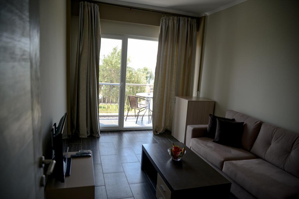 Crown Hotel Nea Skioni Bagian luar foto