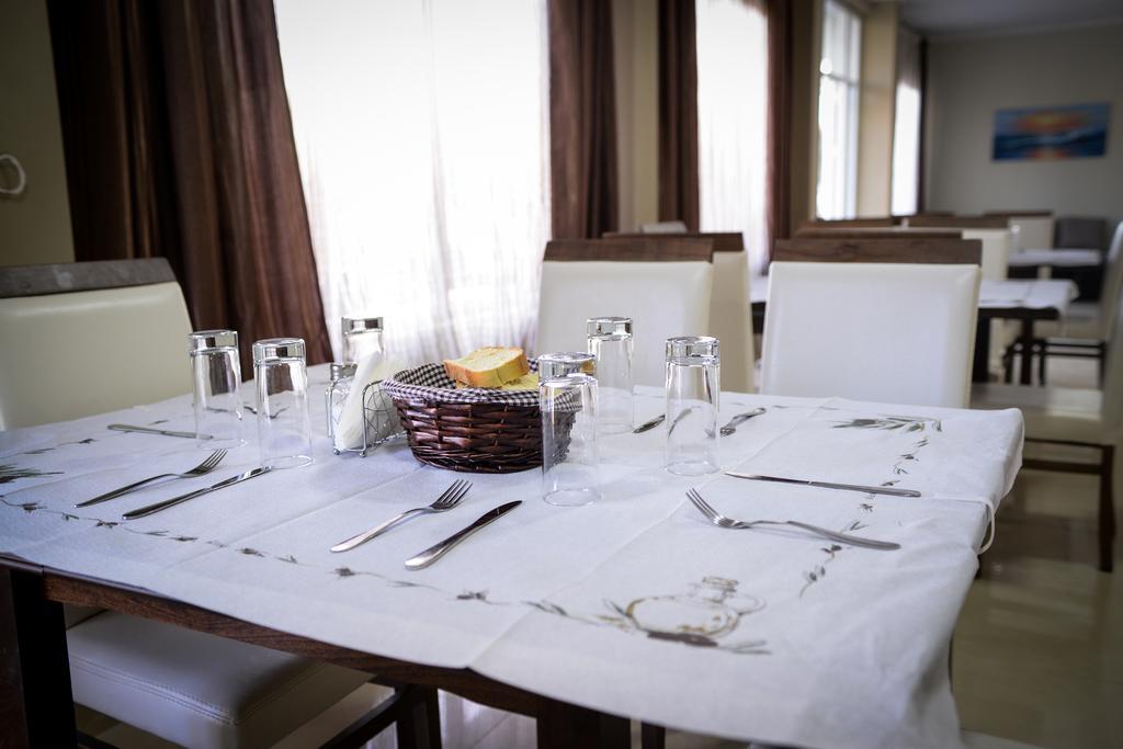 Crown Hotel Nea Skioni Bagian luar foto