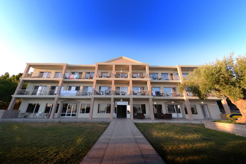 Crown Hotel Nea Skioni Bagian luar foto