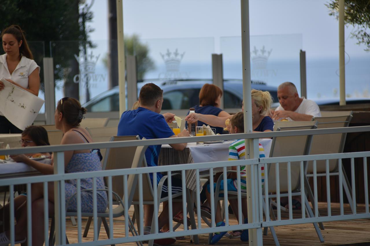 Crown Hotel Nea Skioni Bagian luar foto