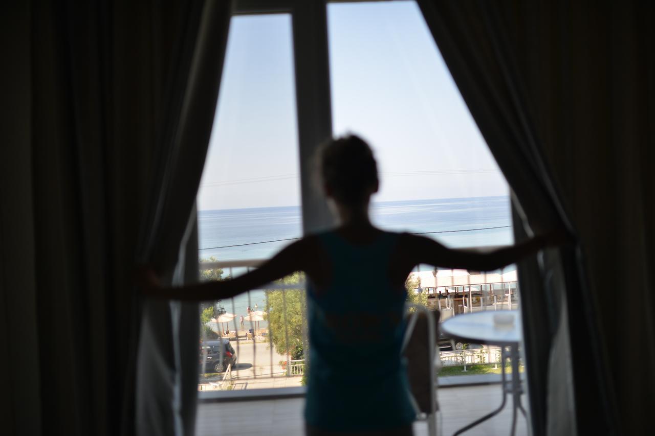 Crown Hotel Nea Skioni Bagian luar foto